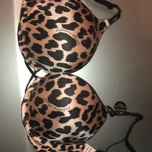 32D brand new with tag Victoria secret reg 50$